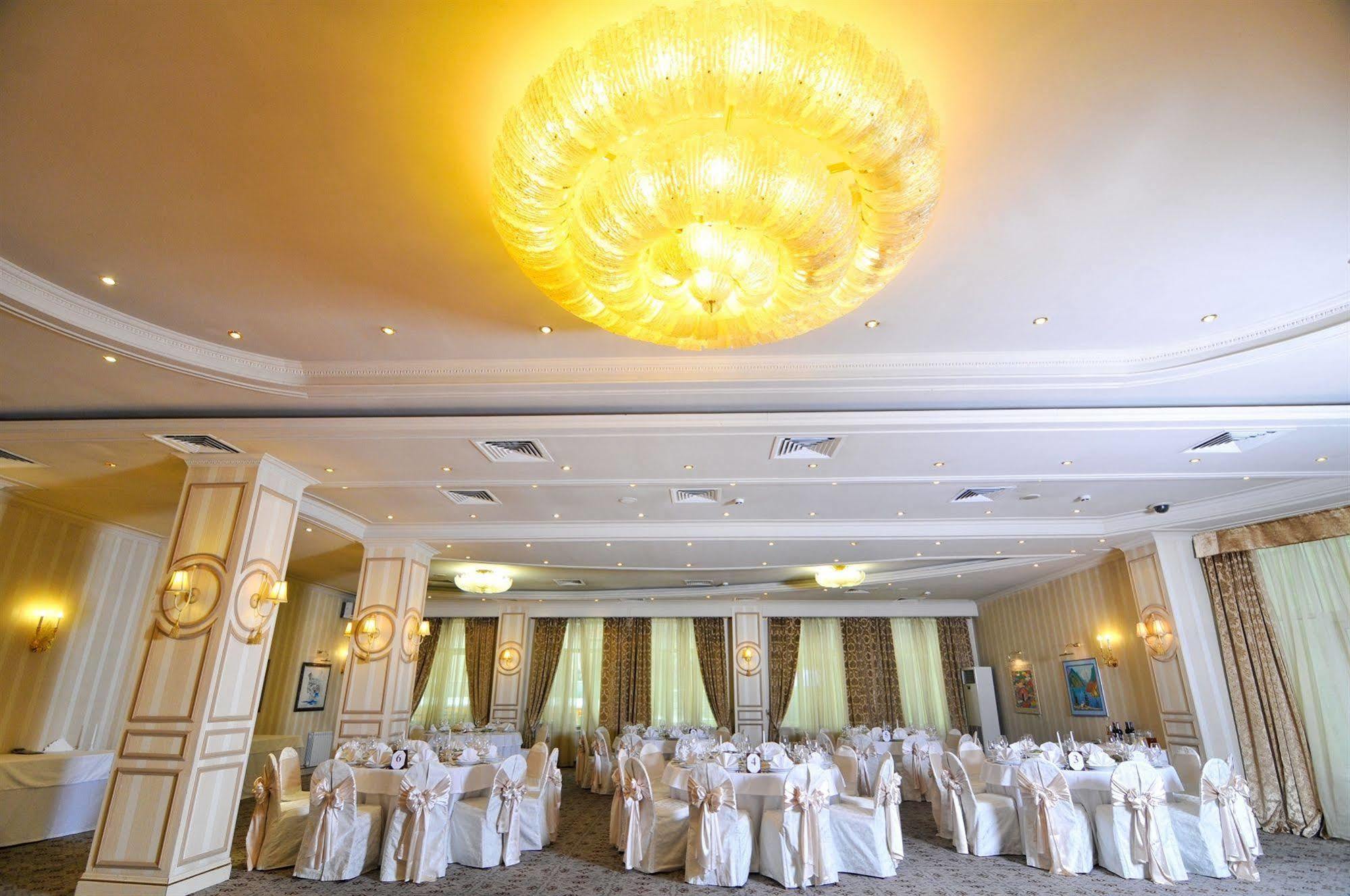 Grand Tien Shan Hotel Almatî Restaurant foto